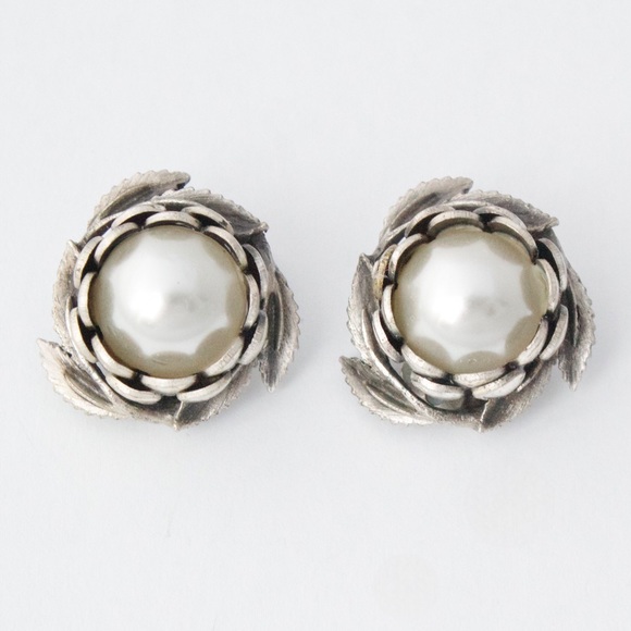 Vintage Faux Pearl Flower Bud Clip On Earrings Silver Tone Floral - Picture 3 of 5